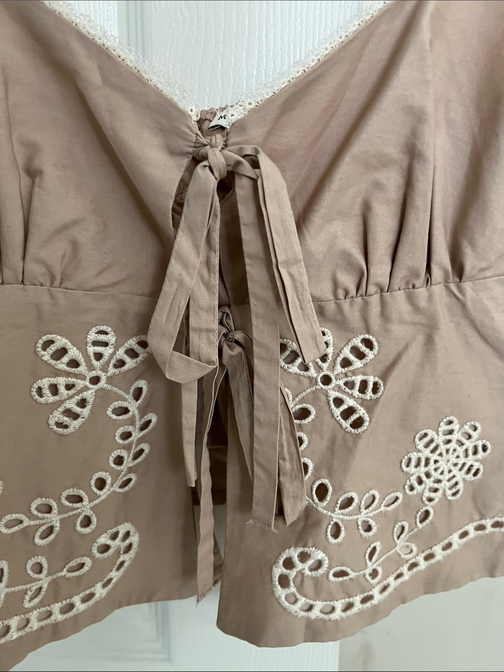 Moon River Taupe Embroidered Tie-Front Camisole Medium - Picture 4 of 7
